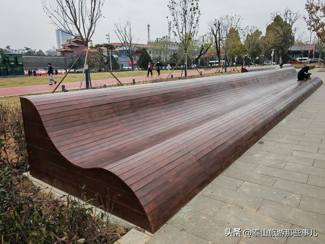 泰安：一个广场里的2个躺椅爆红网络，“抢位大战”让你“躺”赢