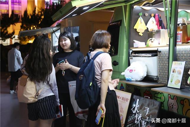 上海书展首设“夜市”，点亮书香与烟火气的夏夜