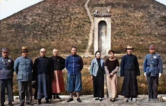 张学良和蒋中正在华山的珍贵合影	，注意看两人表情，已貌合神离