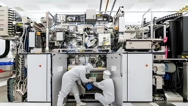 “咬死”ASML，禁止维修光刻机只是开始，轮到中国工程师头疼了！