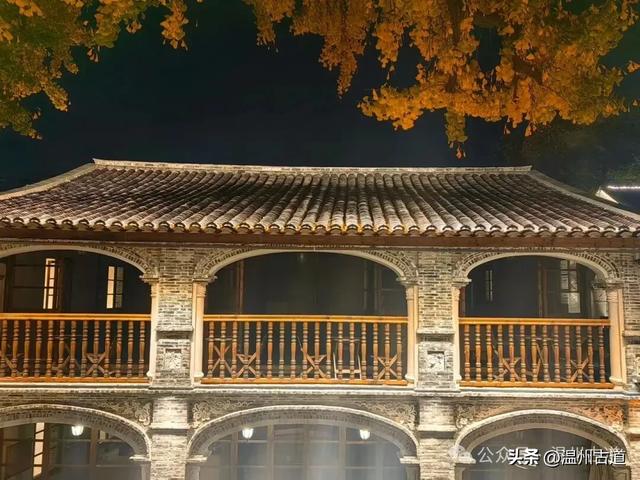 温州这棵深藏在百年民居的古银杏已经黄啦!夜晚比白天还要更迷人