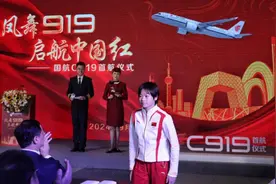 全红婵这是要进军“航空圈”？参加活动大秀英文，全程很严肃图片