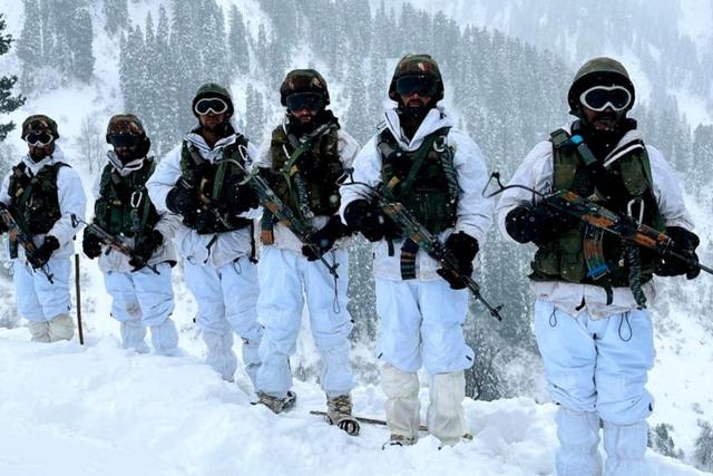 中印边境，印军顶着大雪瑟瑟发抖，中国却派出了机器人，怎么比？