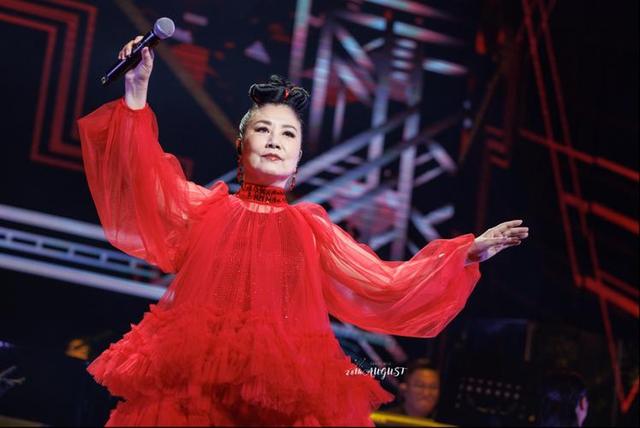 77岁还能压轴上央视春晚，无儿无女拼命赚钱，却有人给她磕头拜年