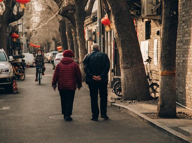 我在城里当保安，一个女业主总说她家下水道堵了，让我半夜去修