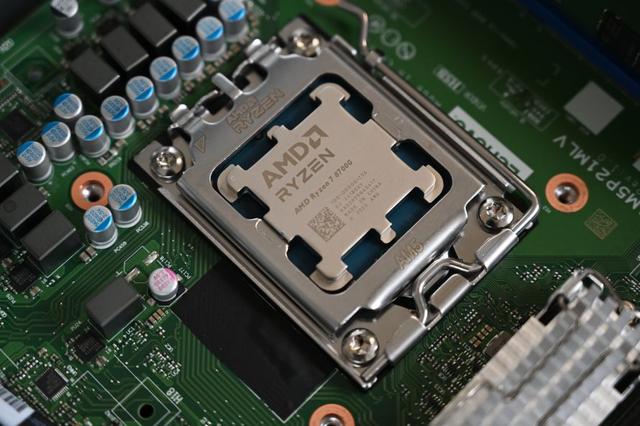 成本与效率的平衡：锐龙7 8700G与i7-14700谁更胜一筹？