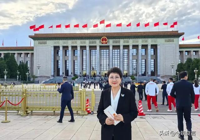 被央视怒批、脑袋空空，德不配位，难怪阅兵从不邀请“流量”明星