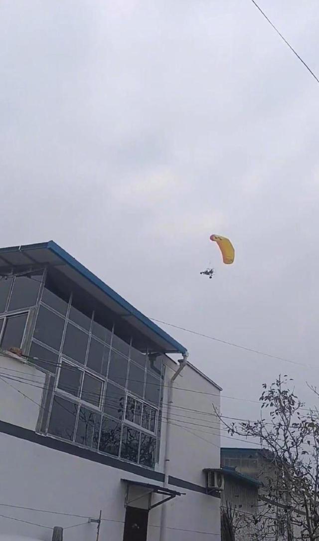 陕西一小伙结婚当天驾自制“飞机”成功飞天？民航空管局回应：需要向当地提前报备