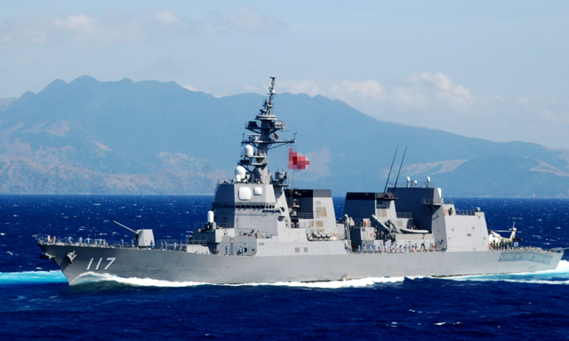 真开火了！日媒爆料：日本驱逐舰入侵中国领海，中国军舰连开两炮警告！
