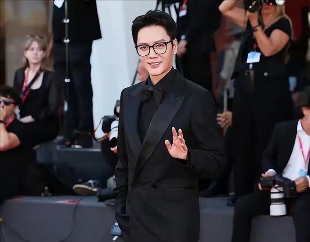 和景甜闪婚传闻仅2个月，冯绍峰再次官宣喜讯，赵丽颖也高攀不起