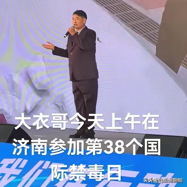 难怪陈亚男伤感，再看大衣哥现儿媳，她跟人在处事上就差了两个字