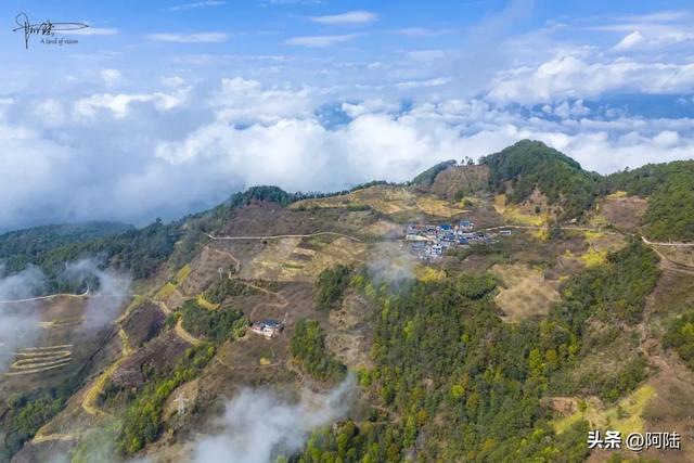 摩旅偶遇大理郊外的山区风光，云雾飘渺梯田春色，这就是永平县啊