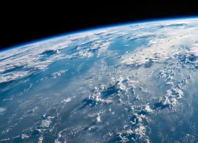 总质量约6000万亿吨，厚达数千公里，地球为何有这么厚的大气层