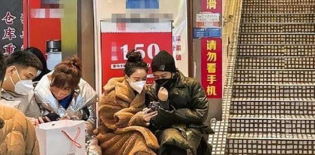 48岁左小青街头撸串太接地气	，生图状态曝光，网友直呼不敢信