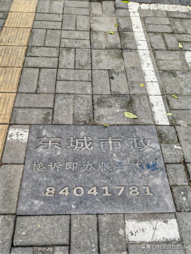 从中国美术馆出来，钻胡同，一路逛到王府井大街