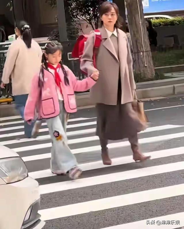孙俪接送女儿上学，好接地气啊！女儿长得像爸爸，基因真好