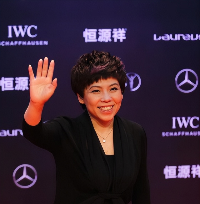 败光20亿、向洋人下跪、国籍问题，邓亚萍身上的标签到底是真是假