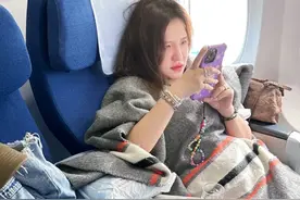 谢依霖被偶遇，真人又白又美比电视上好看，因坐商务舱被骂装穷图片