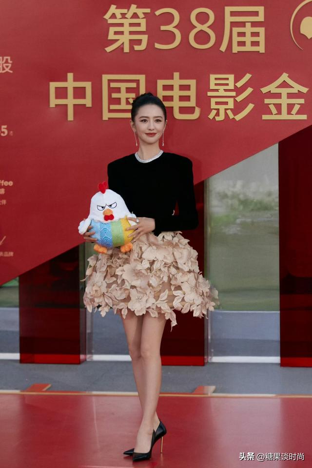 42岁的佟丽娅	，身穿“繁华落叶裙	”出席金鸡百花电影节，好美呀
