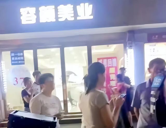 理发店一年倒闭30万家，不是缺客人不是电商冲击，而是自己作垮的