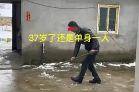 "母亲流泪背后的故事：这位37岁未婚男子有着怎样的人生信念？"图片