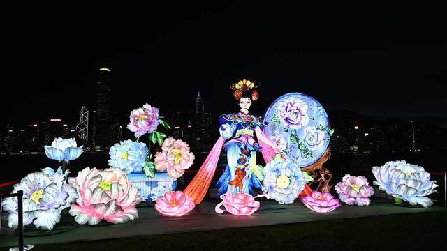 「华服嘉年华」登陆西九文化区 12.8米巨型仙子花灯与维港辉映