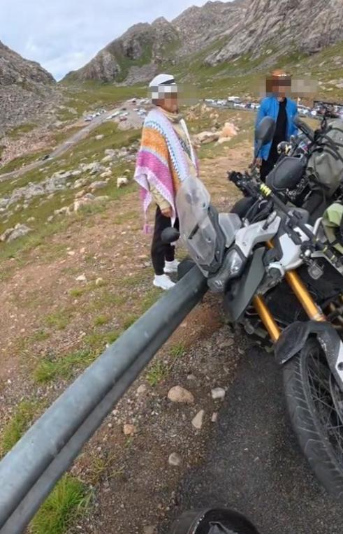 东北大姨进藏旅游，私骑路边价值20万摩托，翻车后 逃逸拉黑车主