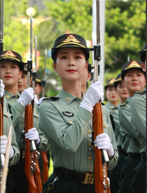 女民兵李思颖阅兵回家后仅半天，又官宣新身份，太牛了，全网恭喜