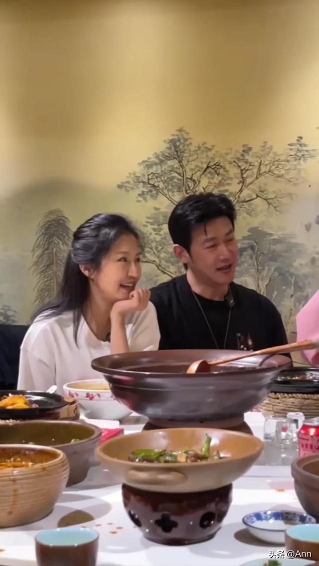陆毅一家逛完都江堰后打卡鳖有洞天吃甲鱼 小叶子两眼放光萌萌的！