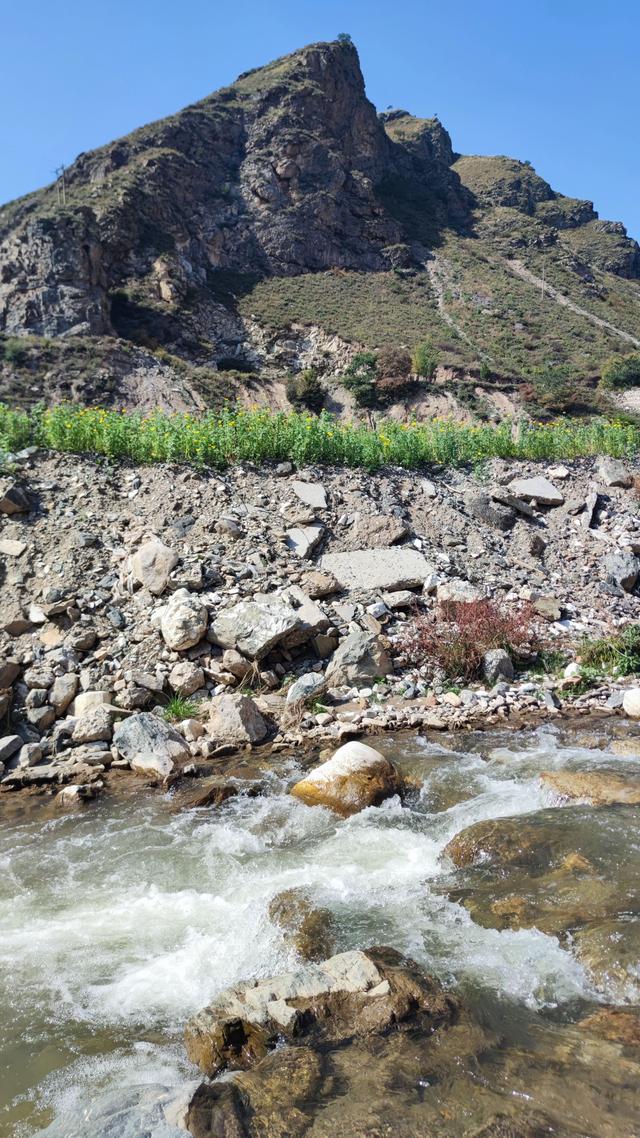 呼和浩特哈拉沁沟，一条小河从两山峡谷流出，步行只能走小路