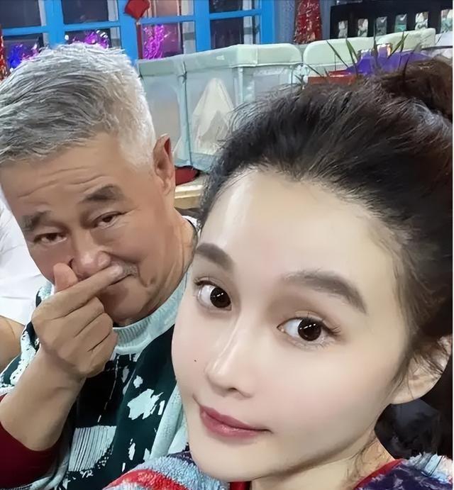 钱再多有用吗？68岁赵本山近况曝光，三人打伞伺候，女儿是心头病