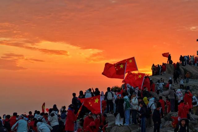 泰山之巅飘起中国红！