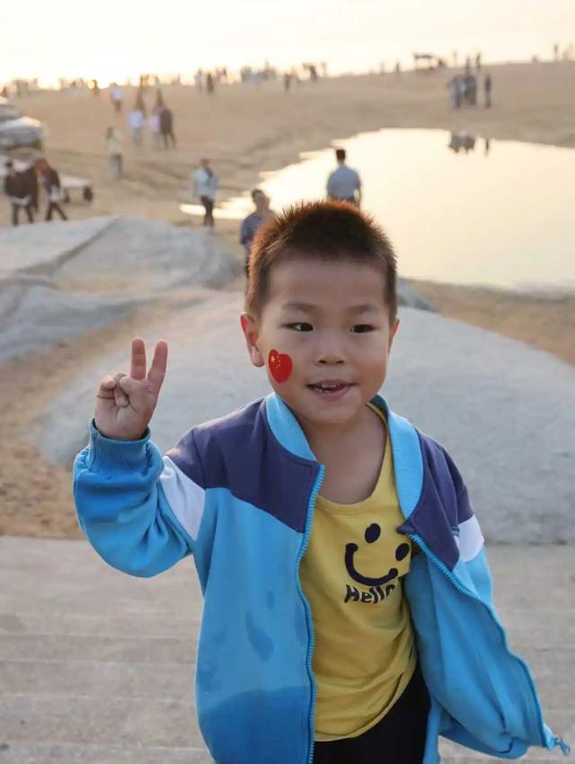 场面动容！清晨5点的日照海边他们与国旗同框……