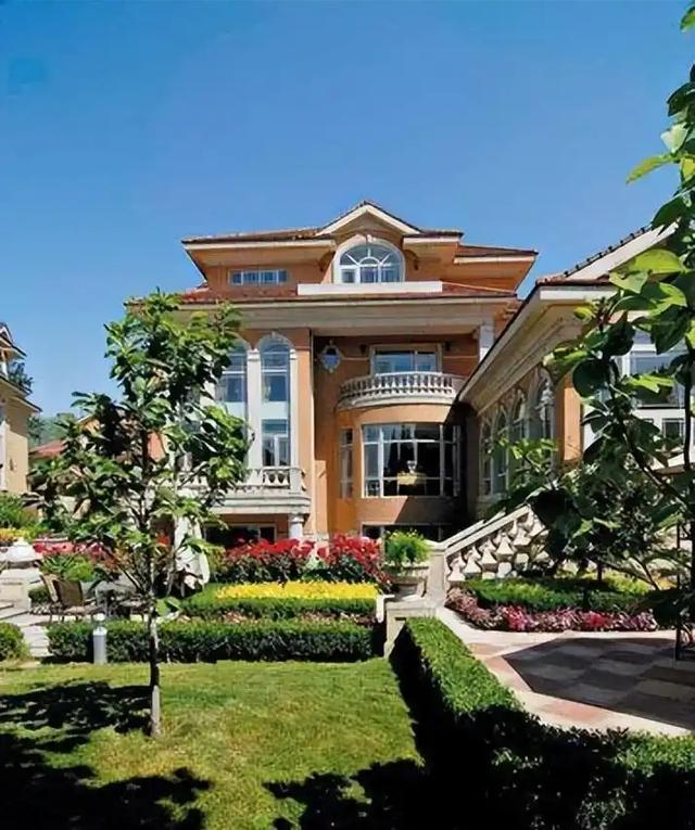 79岁侯耀华晚年凄凉！独居北京无保姆照料，家里脏乱差环境寒酸