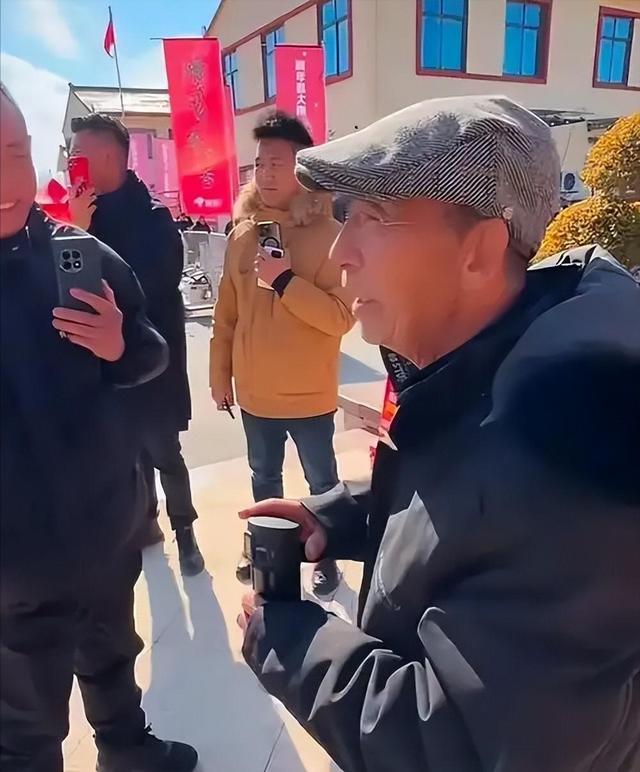 担心的事还是发生！刘强东发年货刚开始，老父亲就走上大衣哥老路