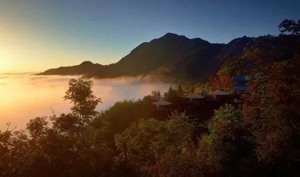 云端守候:在 天柱山巅,我住进离太阳最近的悬崖民宿