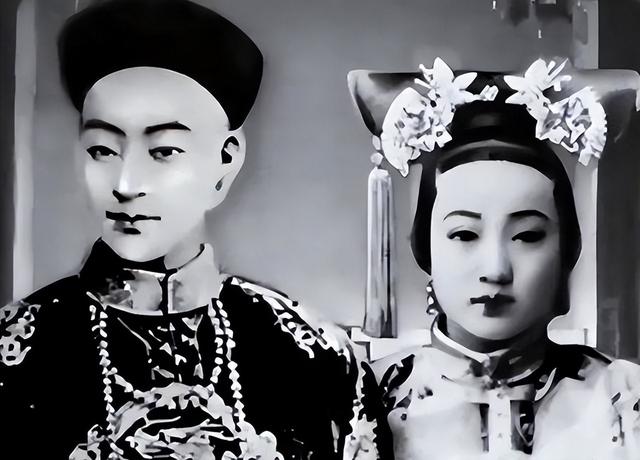 慈禧出洋相：第一次见电灯时喊出了两个字，如今成了人们的常用词