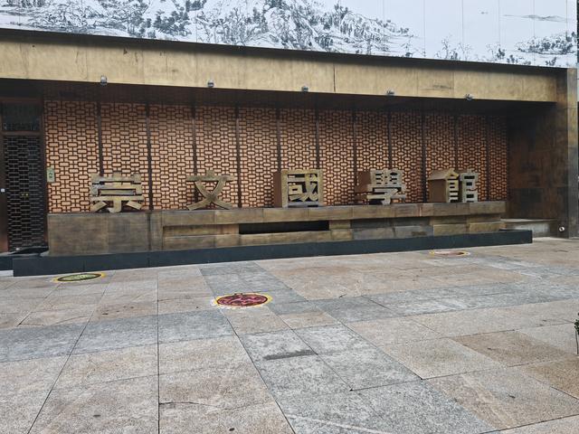 崇文塔上雨听禅