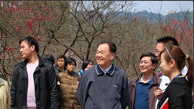 他是华国锋信任的接班人，一心为国操劳，晚年回到家乡当农民