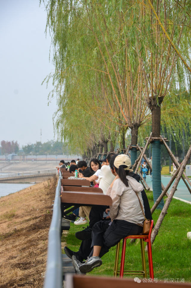 要读懂武汉人的浪漫，就去江滩吧！新上的一批观景座椅太“撩人”啦