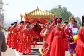 喜庆！今天日照这里有场花轿迎亲！图片