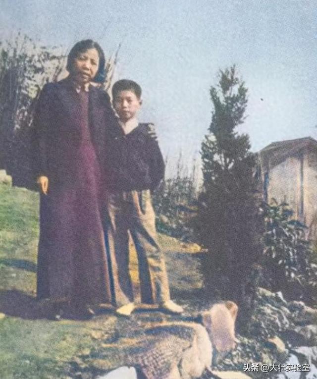 李鹏总理与女儿在一起的罕见留影，笑容灿烂喜笑颜开，温暖又温馨