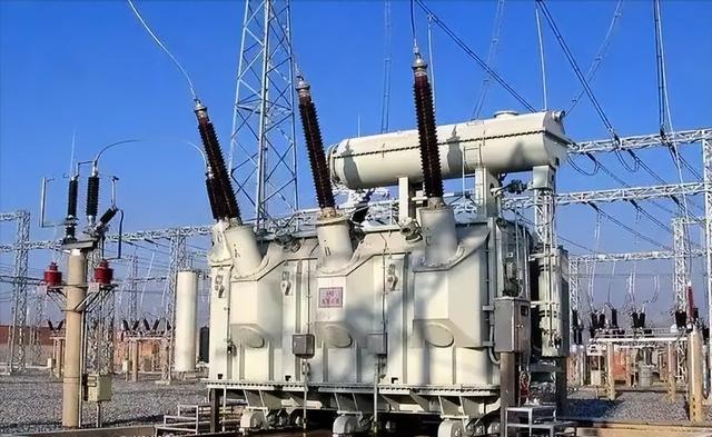 马斯克预言成真！全球争抢的不是芯片 而是中国20万一台的变压器