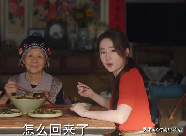 38岁的刘亦菲，像中年妇女，圆润了不少，和普通人一样有点丰润