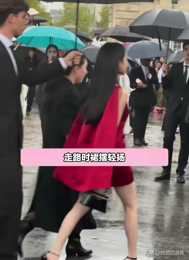 范丞丞终于如愿了 28岁章若楠斗篷红裙闪耀巴黎 美的太突出了