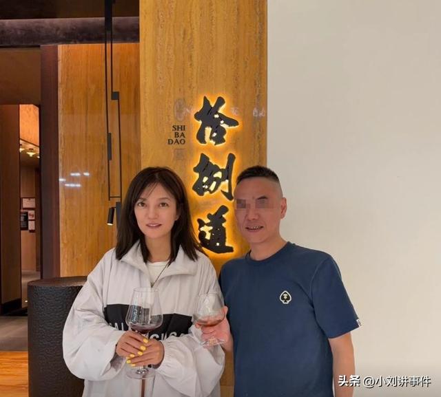 49岁赵薇脸颊凹陷沧桑得认不出！今低调和网友合影，再无往日明媚