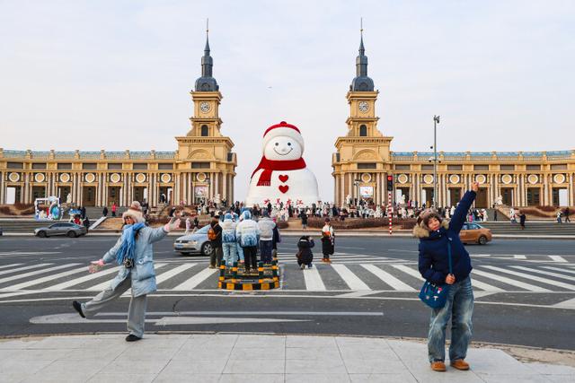 顶流归来！哈尔滨群力音乐公园大雪人引客打卡