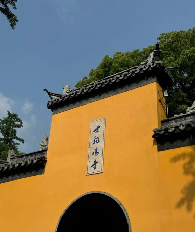 南京文旅傻眼了！“鸡鸣寺事件”女子正脸曝光，寺院官方无奈回应