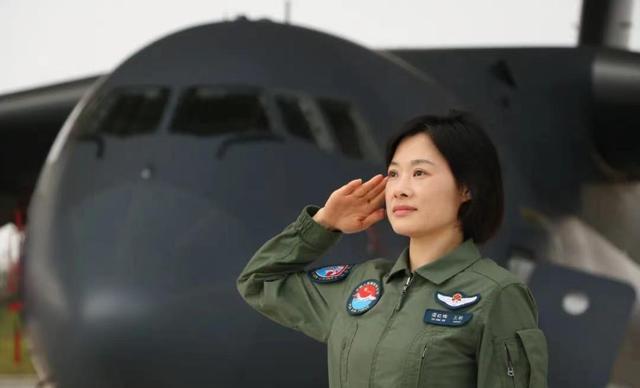 阅兵女机长身份曝光！私生活被扒牺牲太大，老公不简单，央视点名
