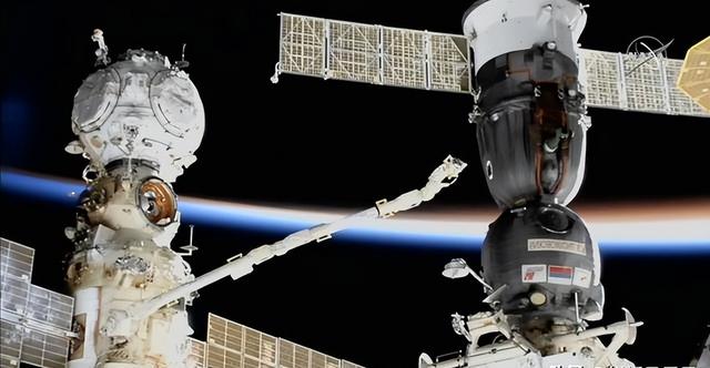 撞击神舟二十真凶锁定，太空出现大量不速之客，推迟返回有危险吗